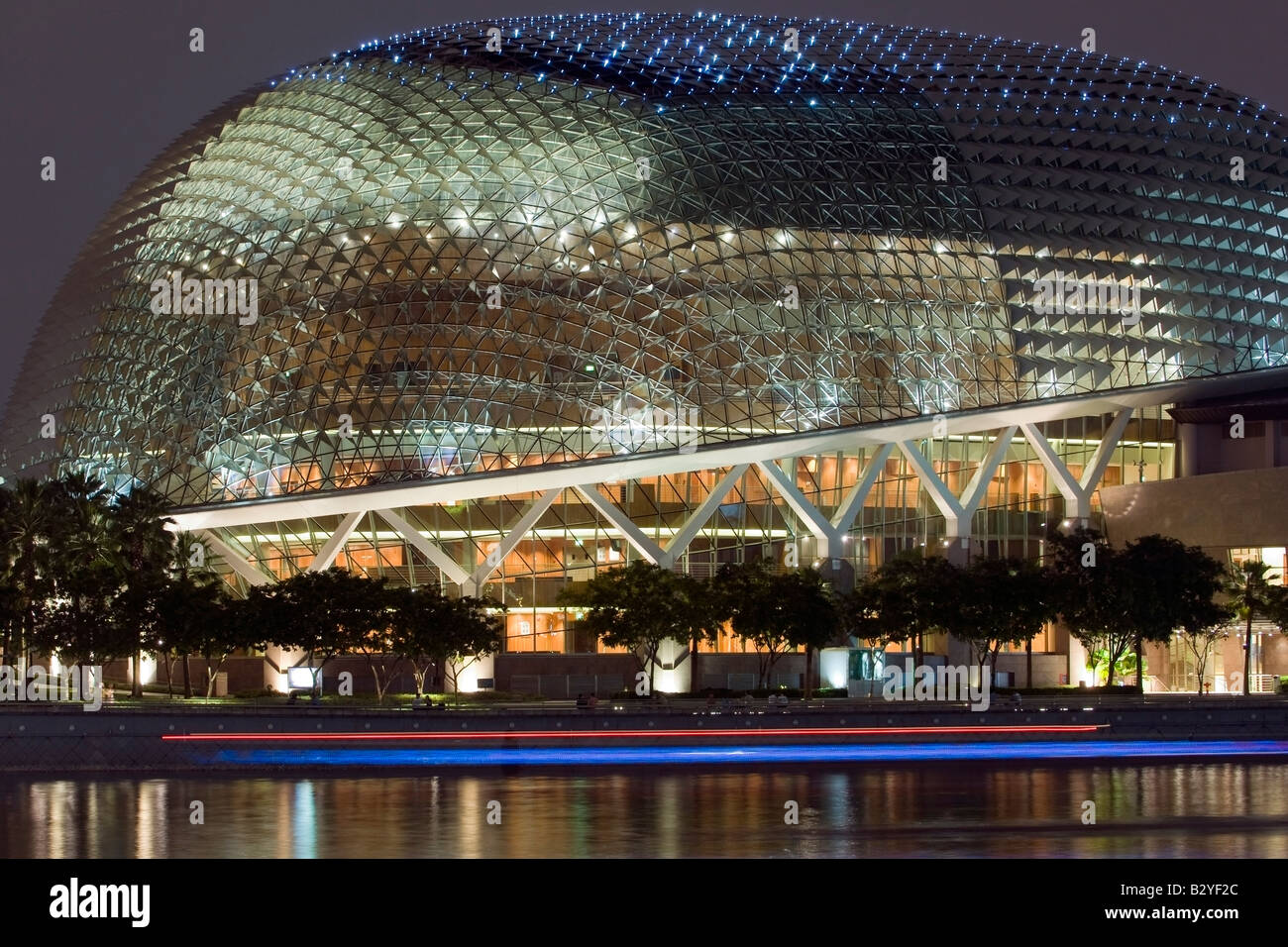 Leuchtende Hülle des "The Esplanade Concert Hall", Singapur Stockfoto