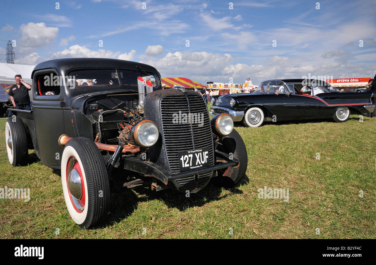 1937-Ford Pickup Hotrod und 1957 Oldsmobile Super 88 Stockfoto