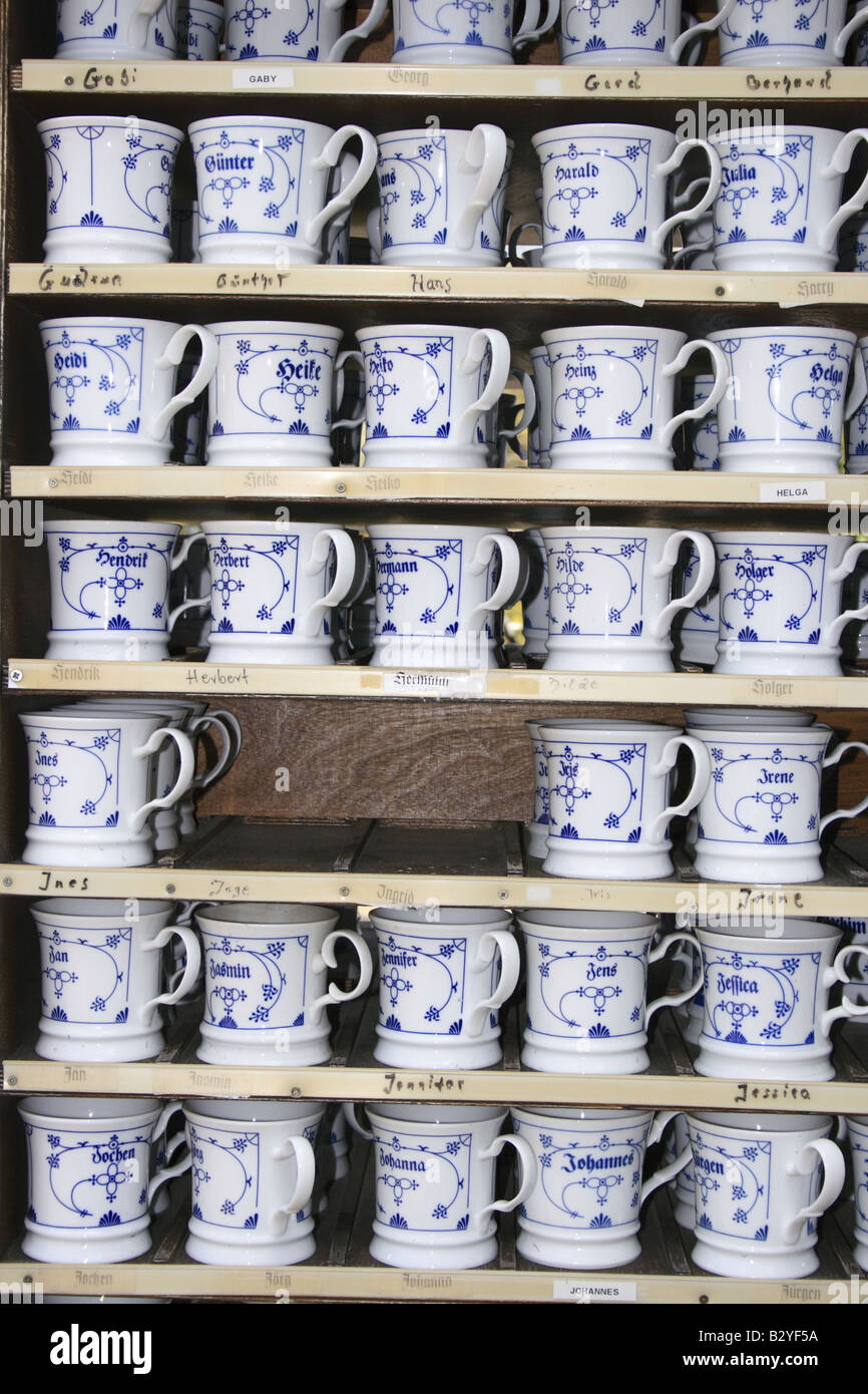 Kaffeebecher mit Namen bei Anzeigen im Shop Mecklenburg Vorpommern,  Deutschland, Europa Foto von Willy Matheisl Stockfotografie - Alamy