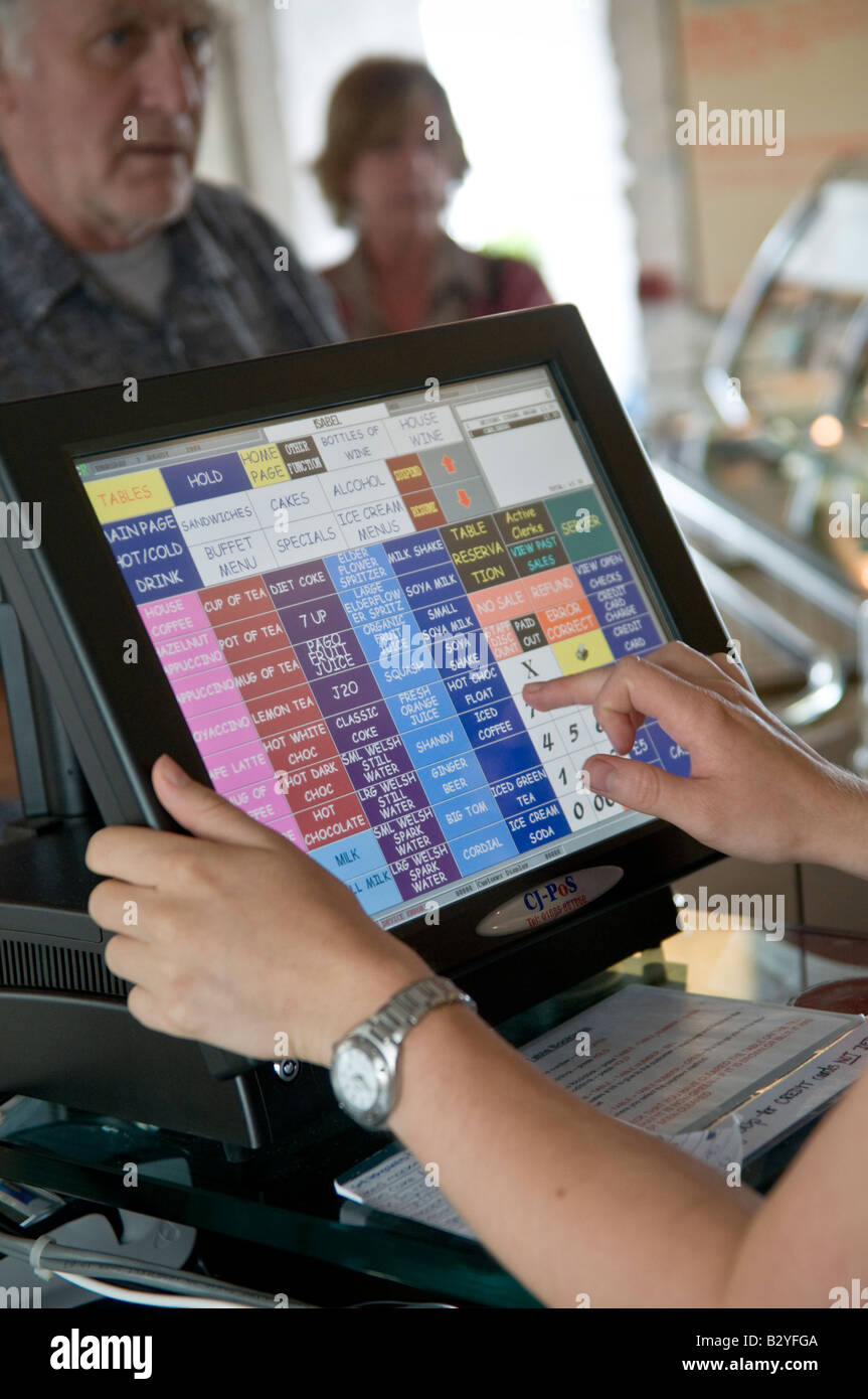 Cafe-Arbeiter, die mit einem digitalen Touchscreen auf EDV bis um zu addieren Sie die Rechnung Stockfoto