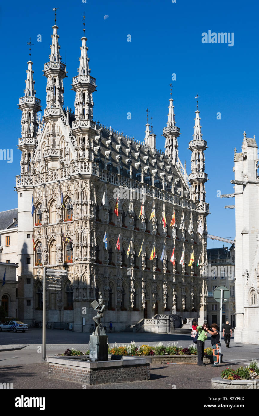 Die gotische Fassade des Stadhuis aus Fochplein, Leuven, Belgien Stockfoto