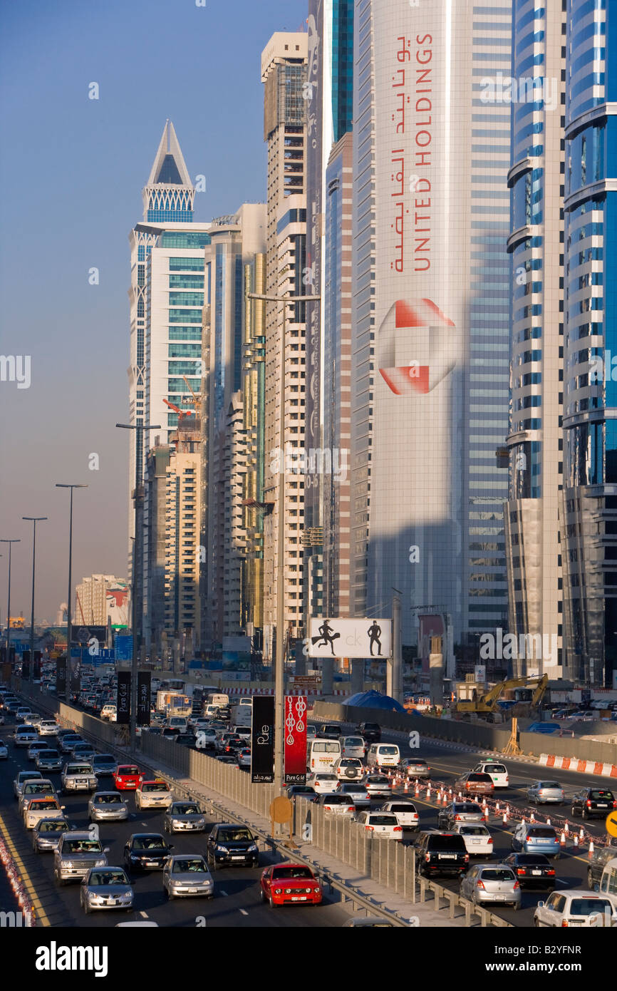 Vereinigte Arabische Emirate Dubai Sheikh Zayed Rd Verkehr und neue Hochhäuser entlang Dubais Hauptstraße Stockfoto