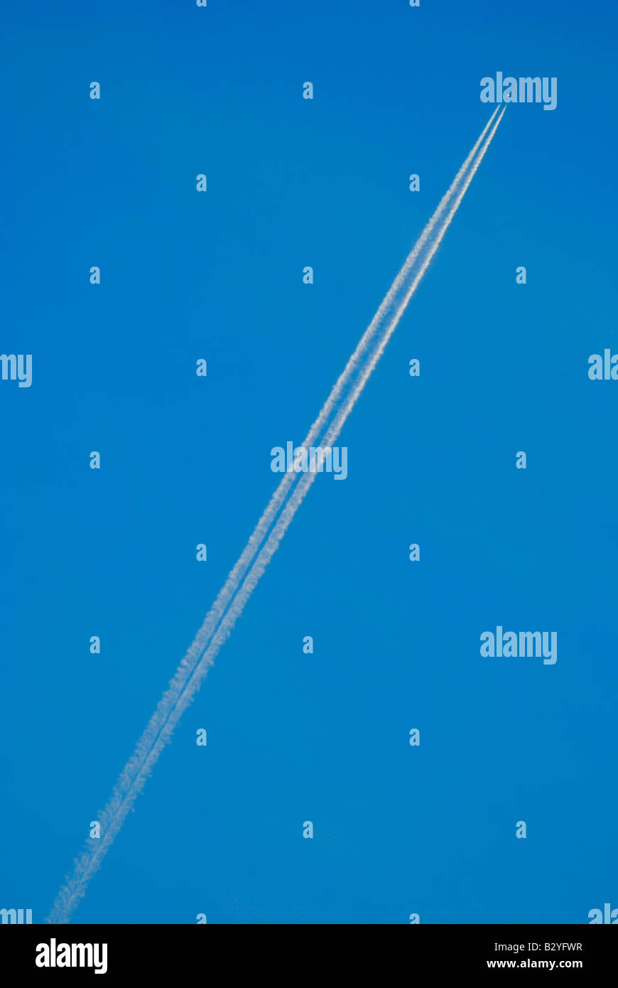 Flugzeug Rauch Wege in den Himmel Stockfoto