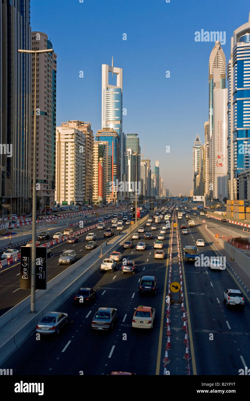 Vereinigte Arabische Emirate Dubai Sheikh Zayed Rd Verkehr und neue Hochhäuser entlang Dubais Hauptstraße Stockfoto