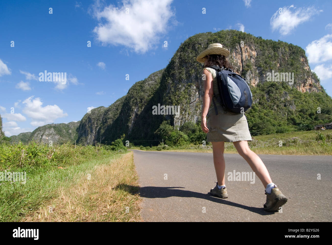 Europäische Touristen zu Fuß in der Landschaft von Viñales in Kuba Stockfoto