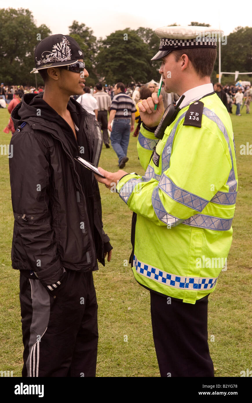 Metropolitan Police Officer Befragung asiatische Jugend in London Mela, 10. August 2008, Gunnersbury Park, London, W3. Stockfoto