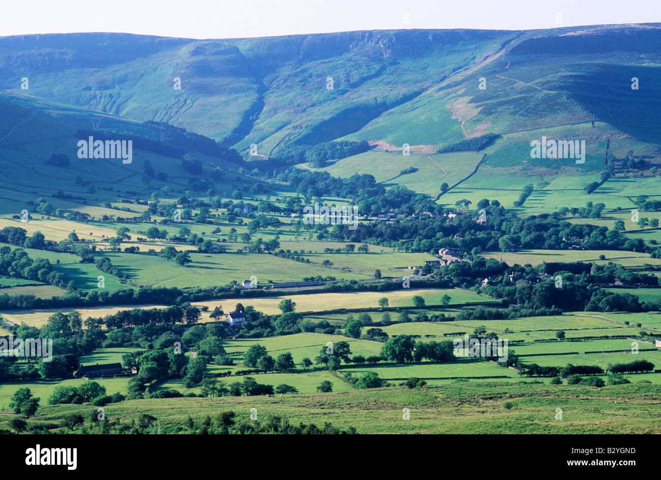 Vale Edale Edale Dorf in seiner Umgebung Derbyshire Dales grünen Tal englische Landschaft Hügel Felder Landschaft Peak District Stockfoto