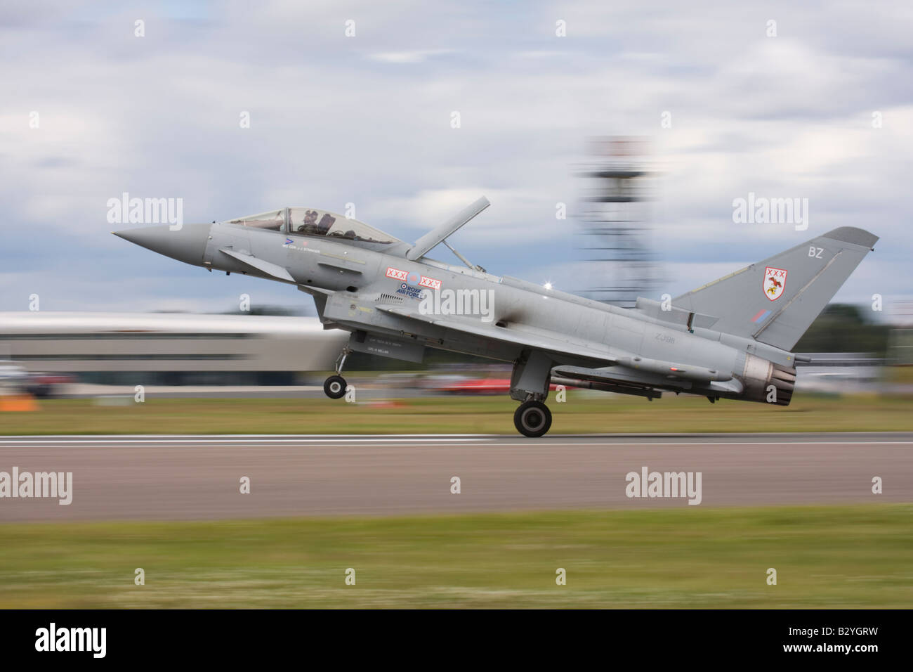 UK Air Force Eurofighter EF 2000 Typhoon F2 von 29 (R) Squadron, die Landung nach einem Display auf der Farnborough International Airshow Stockfoto