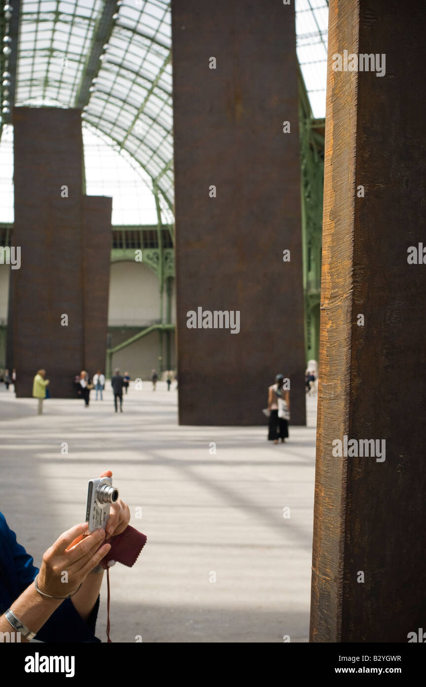 Besucher, die mit dem Fotografieren der Ausstellung Promenade"" des amerikanischen Bildhauers Richard Serra. Stockfoto