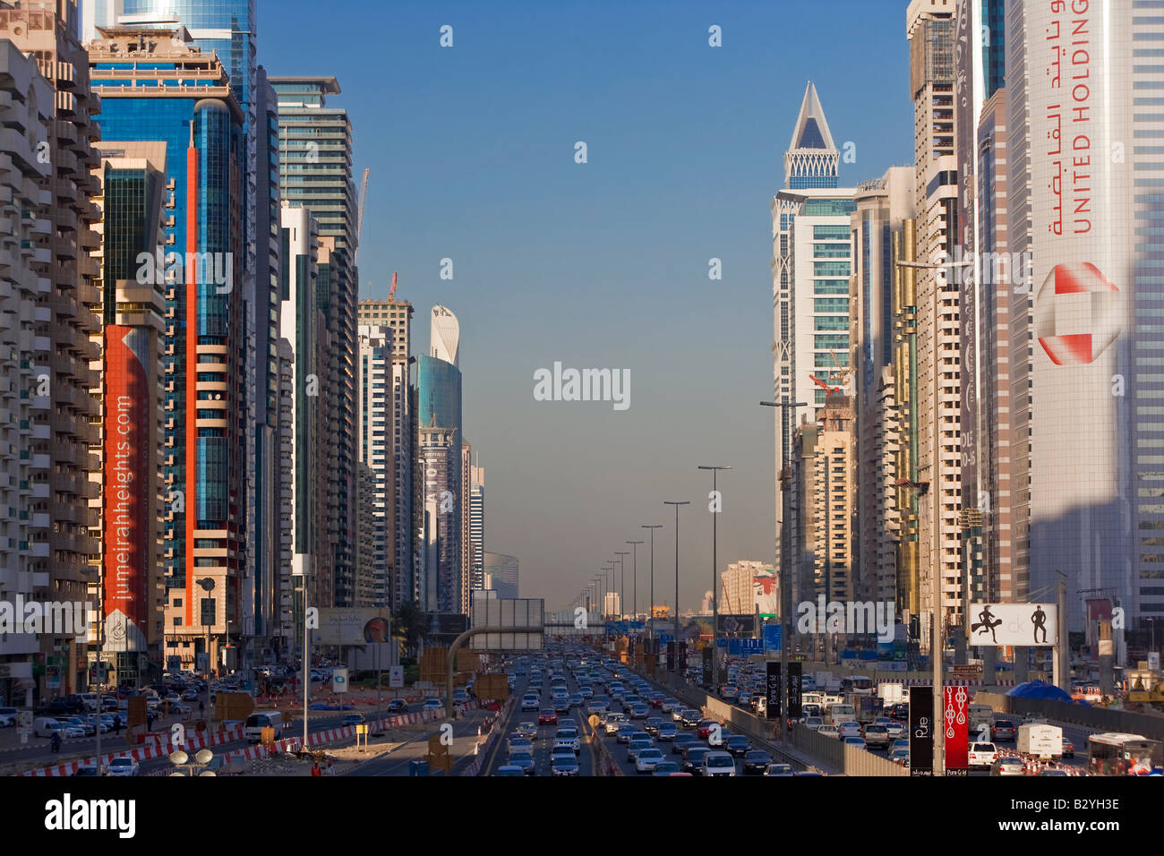 Vereinigte Arabische Emirate Dubai Sheikh Zayed Rd Verkehr und neue Hochhäuser Hauptweg Dubai s Stockfoto
