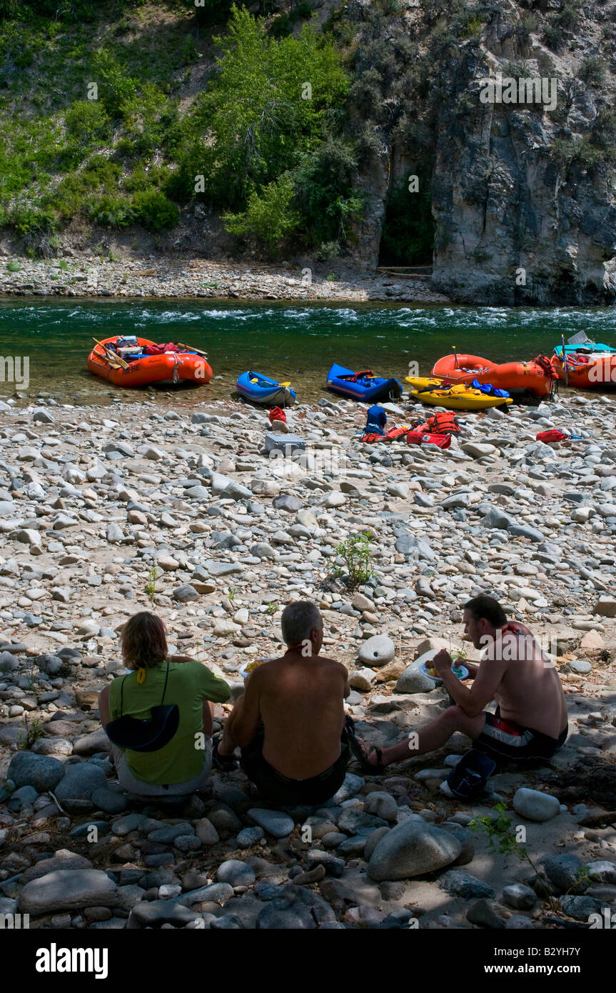 Middle Fork des Salmon River in Idaho. Menschen entspannen und Mittagessen beim rafting auf o-Flussfahrt. Stockfoto