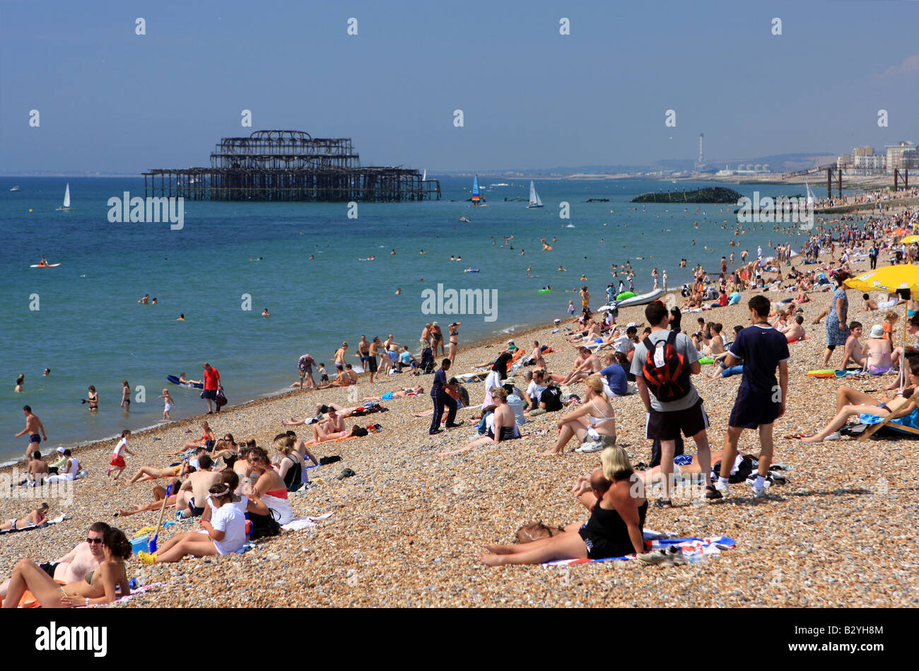 Menschen entspannen am Brighton Strand an einem sonnigen Sommertag Stockfoto