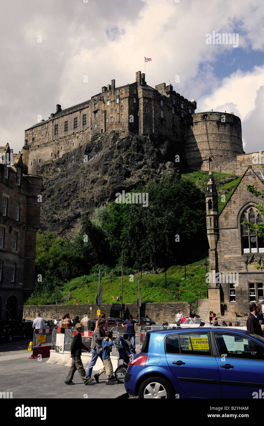 Edinburgh Castle, Schottland von der Grassmarket aus gesehen Stockfoto