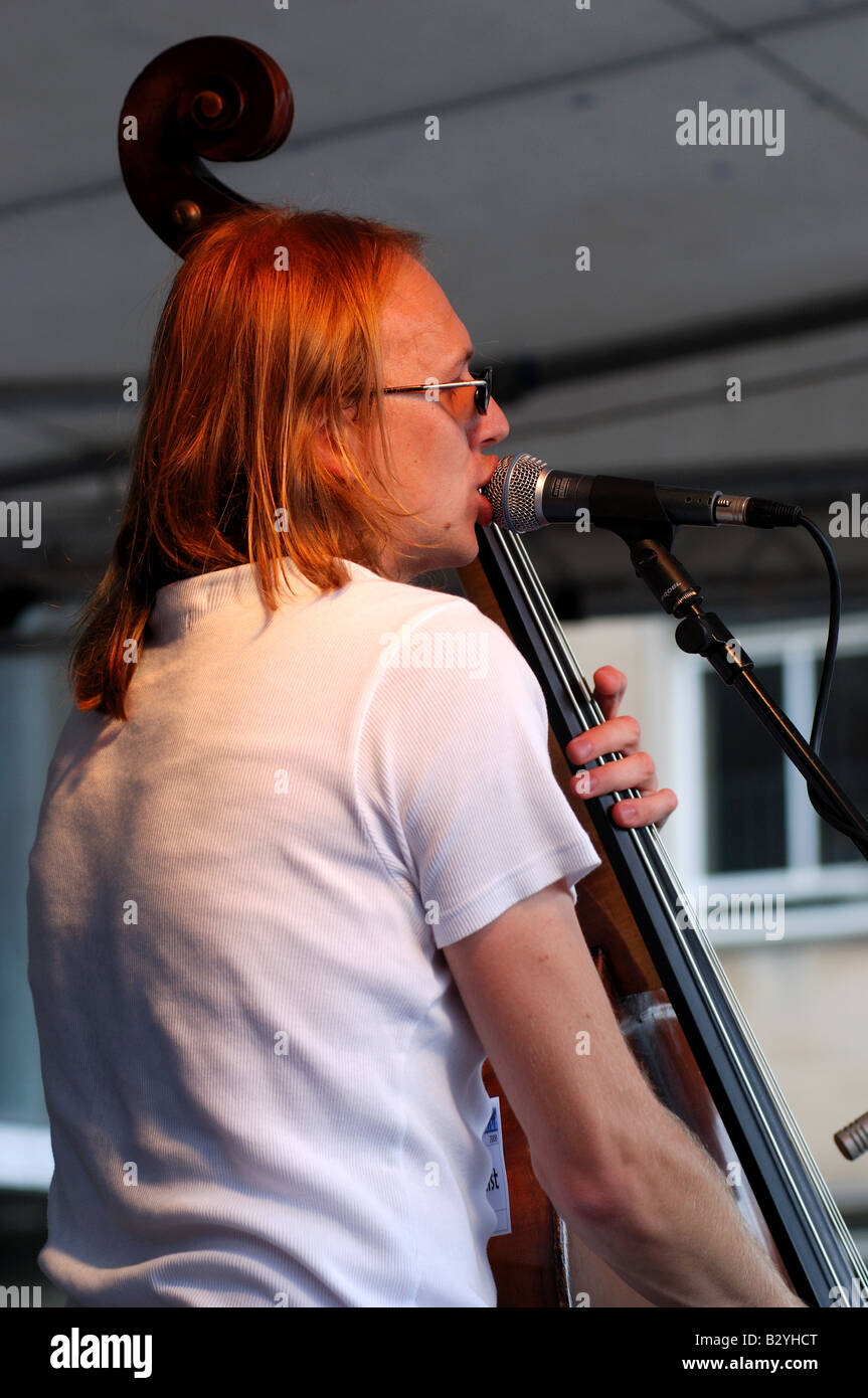 John Parker von Nizlopi erklingt in Warwick Folk Festival 2008 UK Stockfoto