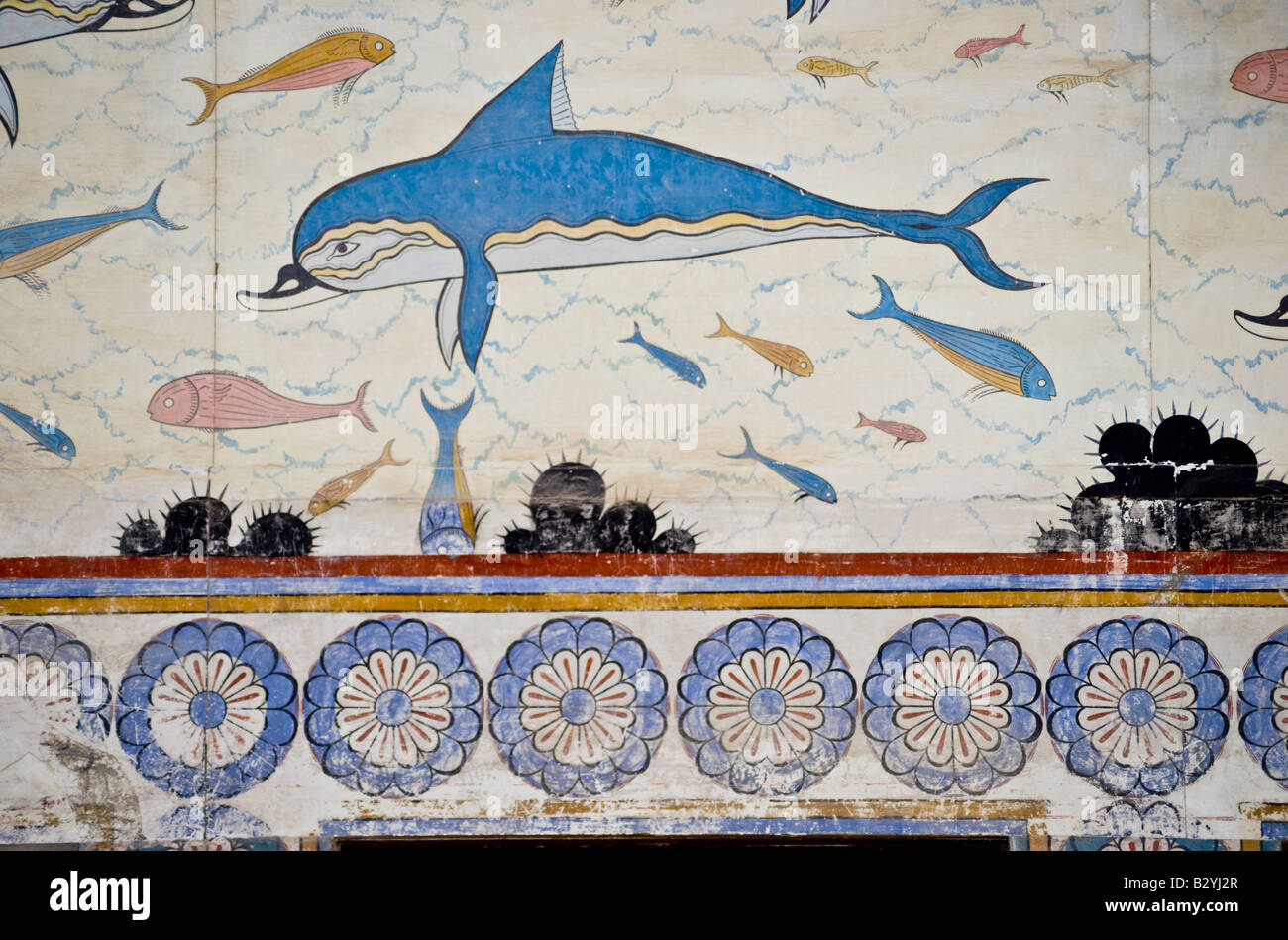 Knossos, Kreta, Griechenland. Minoische Ausgrabungsstätte. Delfin-Fresko in der Königin Megaron (Detail) Stockfoto