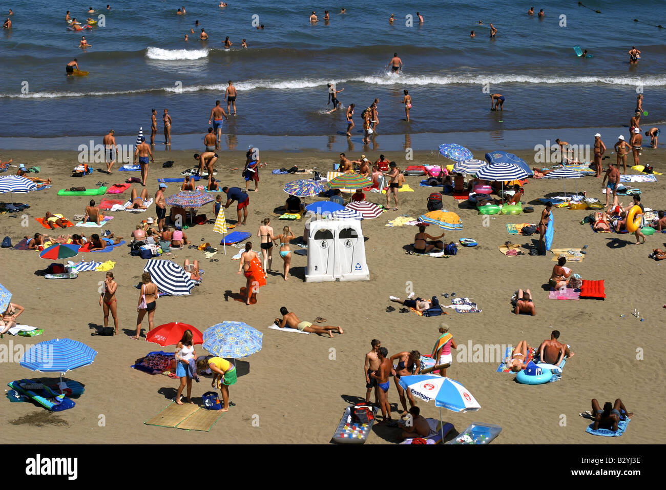Regenschirm und Sonnenschutz, Strand von Playa del Ingles in Gran Canaria,  Kanarische Inseln, Spanien-Foto: Pixstory / Alamy Stockfotografie - Alamy