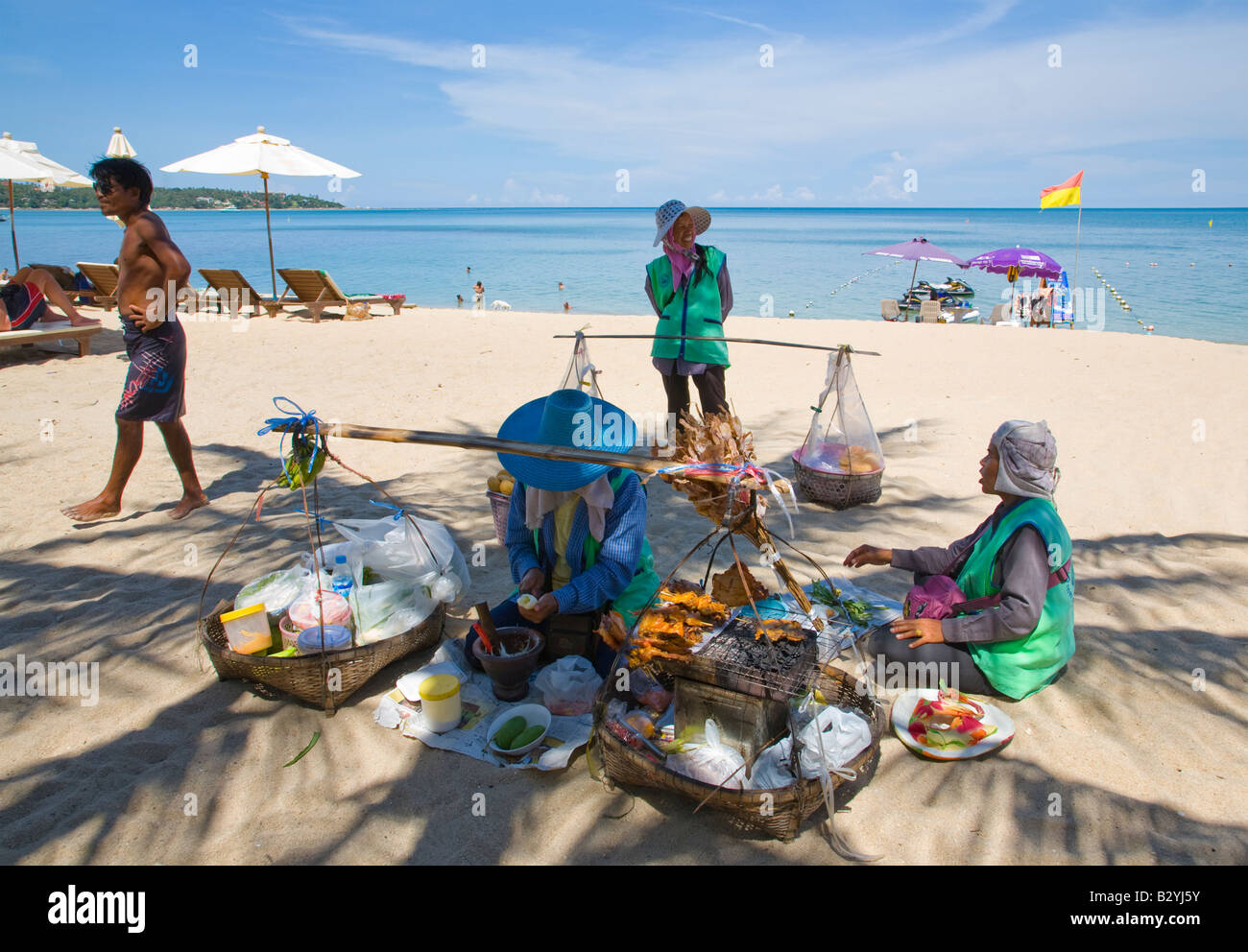 Strandverkäufer Essen an einem Strand von Koh Samui, Thailand Stockfoto