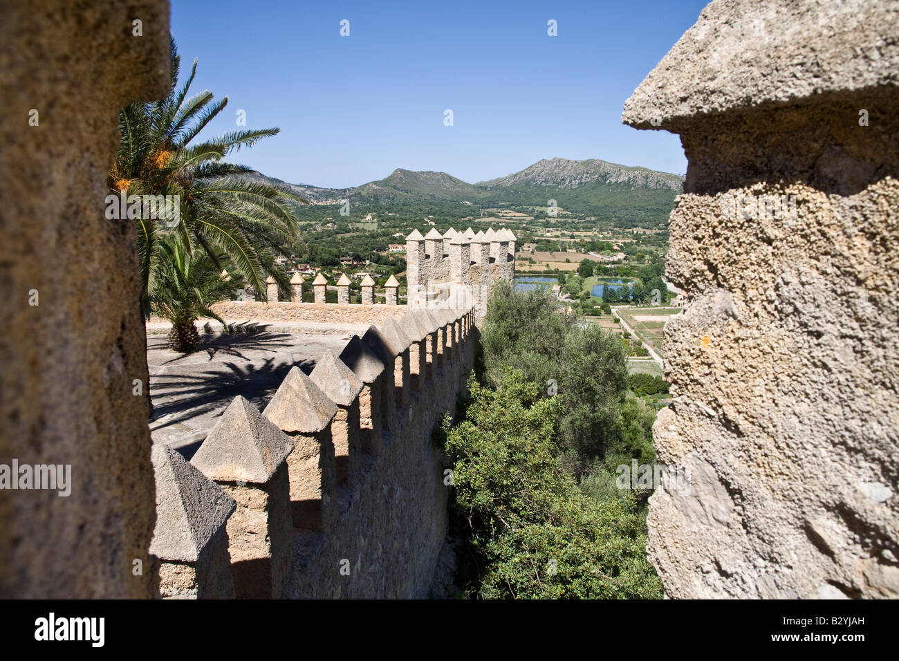 Die Zinnen an der Wallfahrtskirche Sant Salvador in Arta, Mallorca, Spanien. Stockfoto