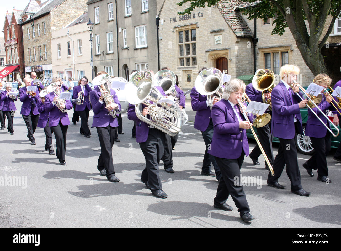 Eine Blaskapelle spielt in Witney Karneval Oxfordshire UK. Stockfoto