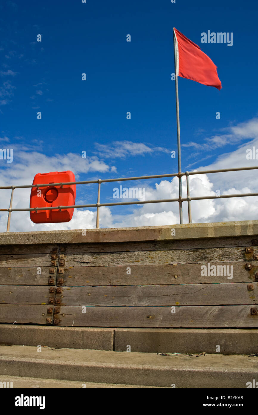 rote Fahne und Rettungsring Stockfoto