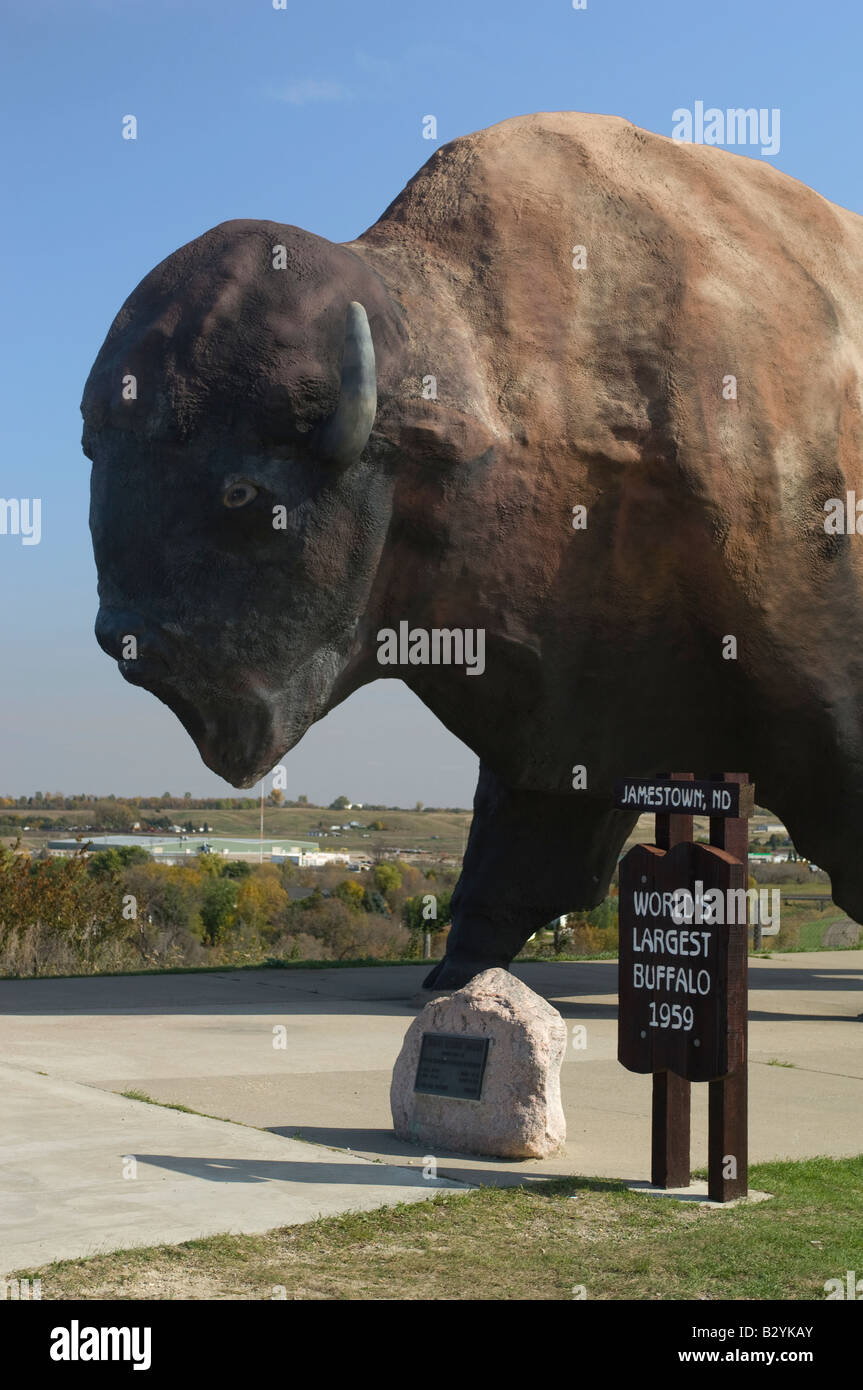 Familie gehen zu betrachten, das weltweit größte Buffalo Denkmal an der Frontier-Dorf in der Nähe von Jamestown North Dakota Stockfoto