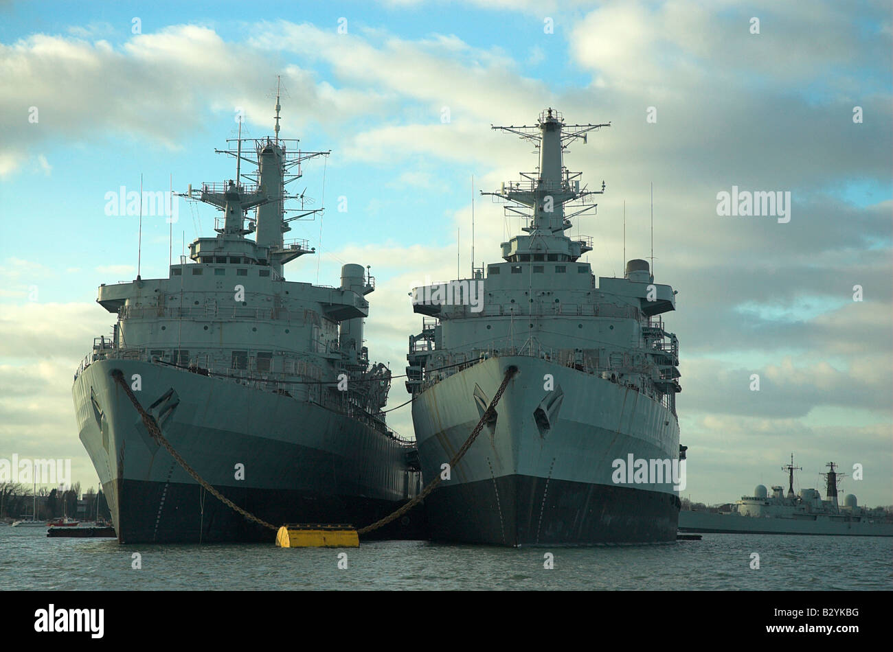 HMS Fearless HMS Intrepid vertäut im Hafen von Portsmouth Stockfoto