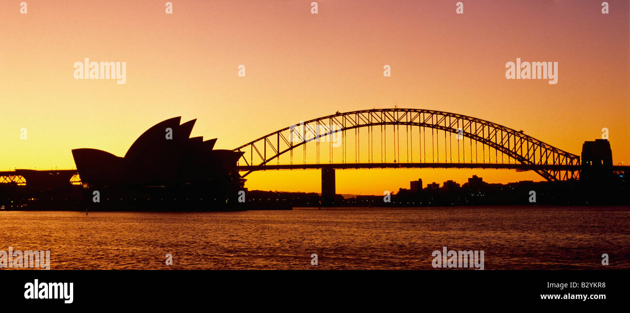 Sydney Harbour Bridge und das Opernhaus bei Sonnenuntergang Stockfoto