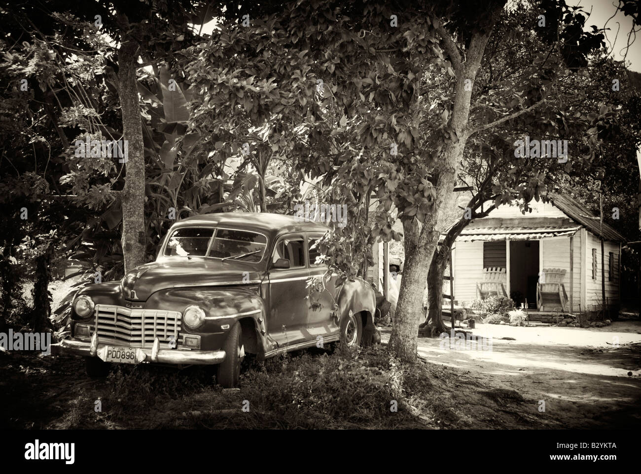 ALTE klassische 1950 s VINTAGE AMERICAN Auto geparkt draußen aus Holz Haus IN VIÑALES Gebiet von Kuba Stockfoto