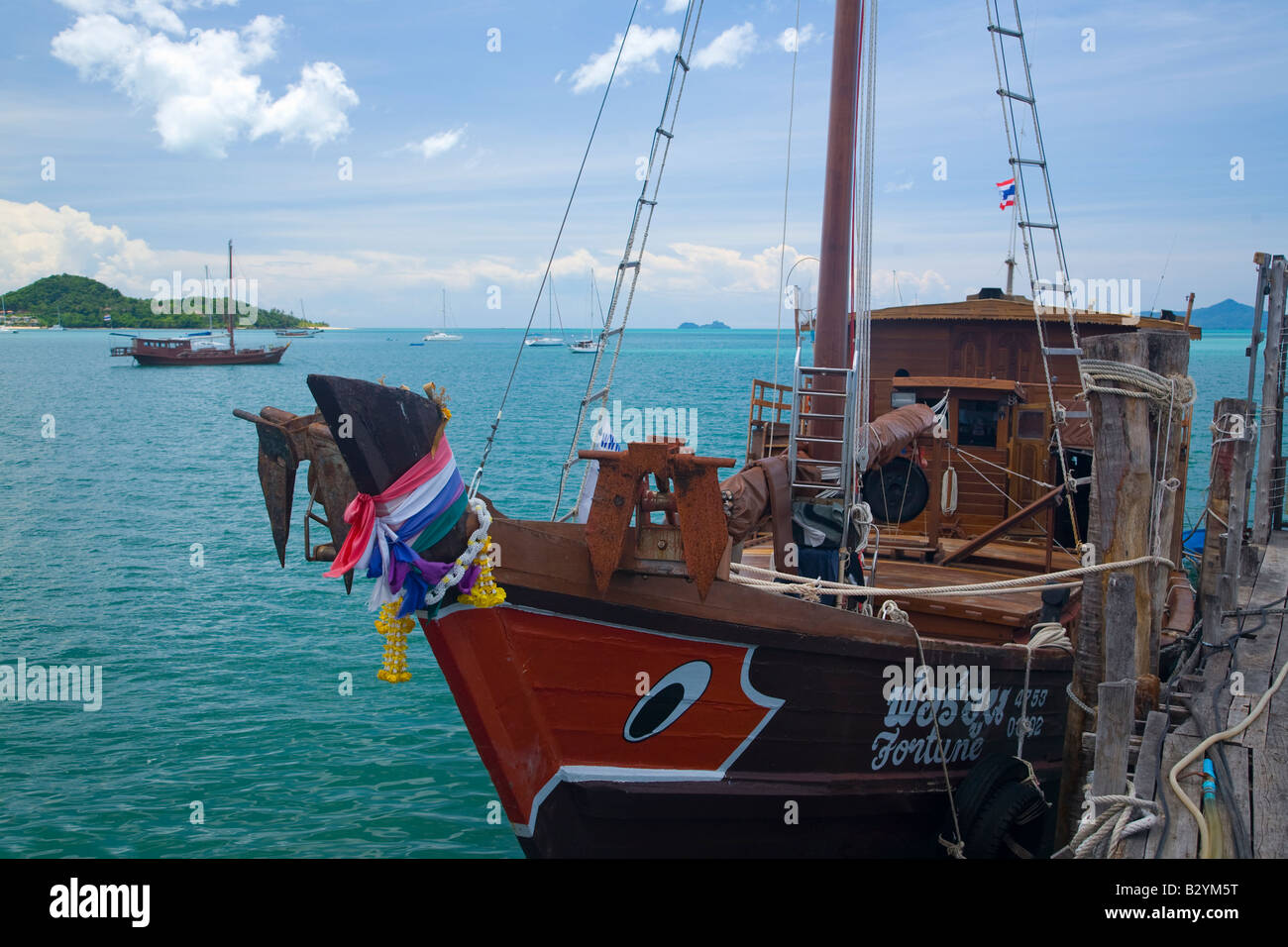 Thai Boot gebunden um wharf Stockfoto