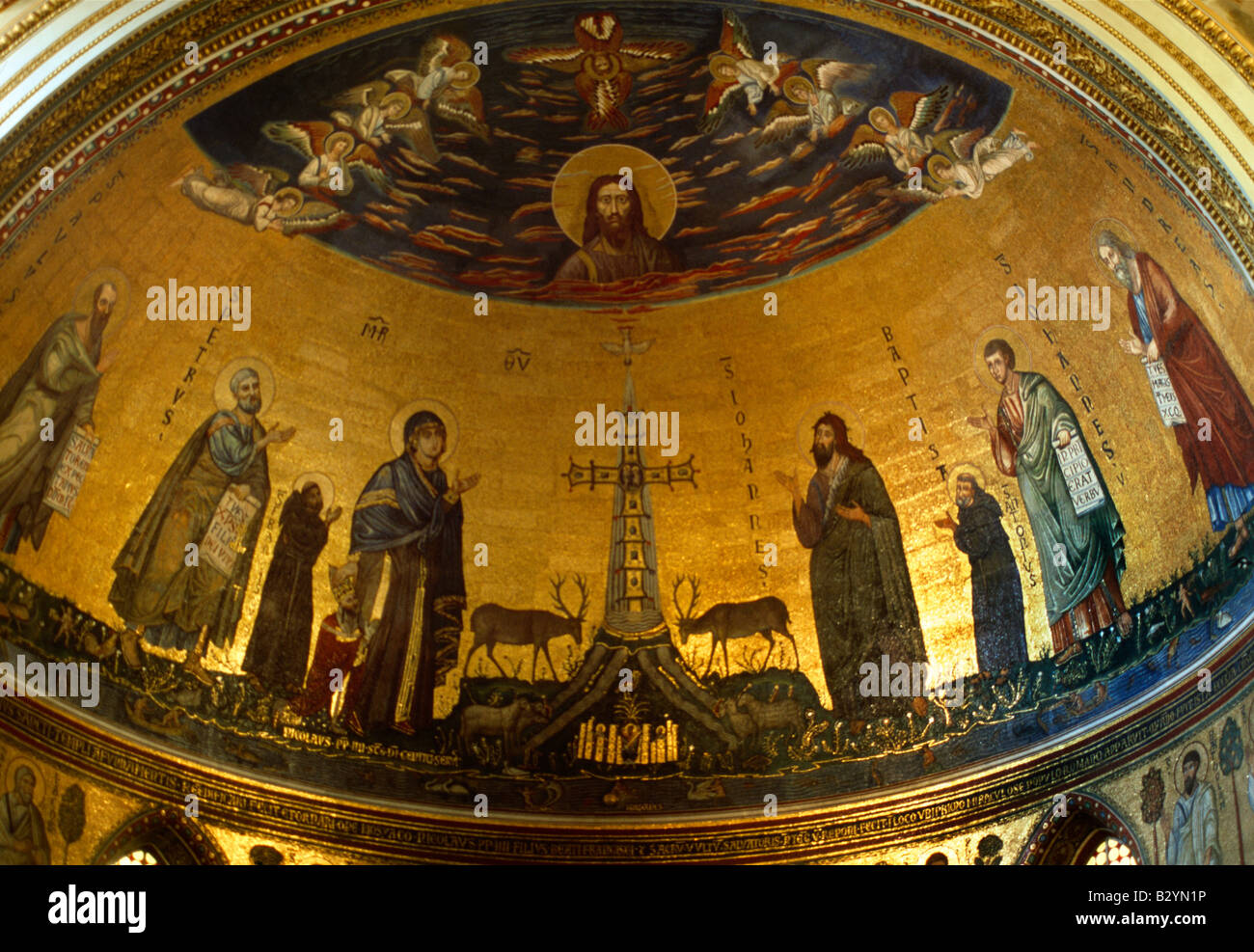 Rom Italien Innenraum der Basilika San Giovanni In Laterano (Kirche von St. Johannes im Lateran) Stockfoto