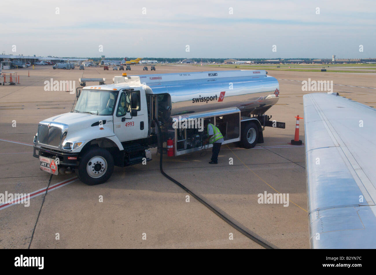 Ein Service-Techniker tankt ein Flugzeug mit Kerosin auf dem Rollfeld des Flughafen Memphis, Memphis, Tennessee, USA. Stockfoto