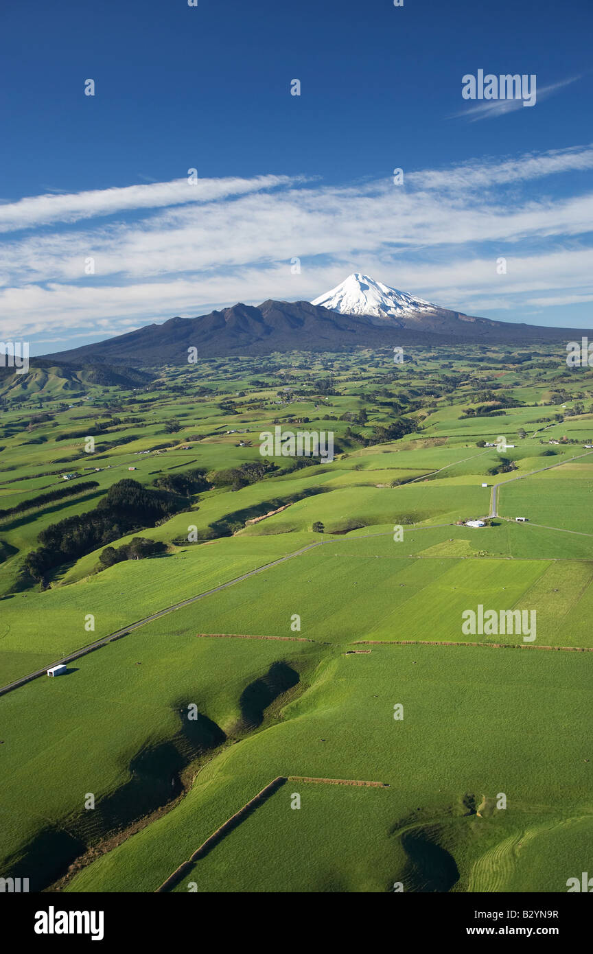 Ackerland in der Nähe von Okato und Mt Taranaki Mt Egmont Taranaki Nordinsel Neuseeland Antenne Stockfoto