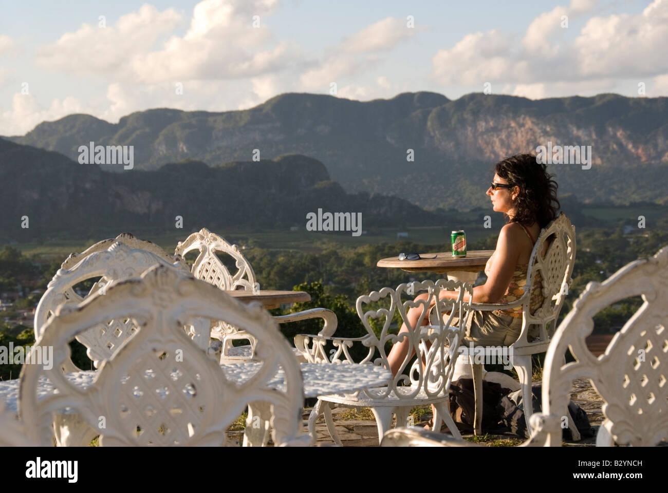 Modell freigegeben europäischen Touristen genießen die Aussicht über ein Tal zu steilen Mogote Kalksteinhügel von Viñales Kuba Stockfoto