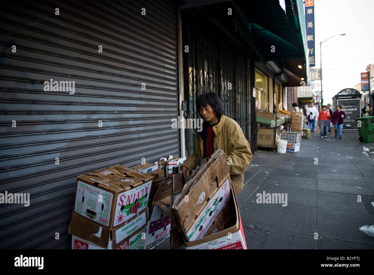 Hersteller schließen ihre Geschäfte am Ende des langen Tages in San Franciscos Chinatown. Stockfoto
