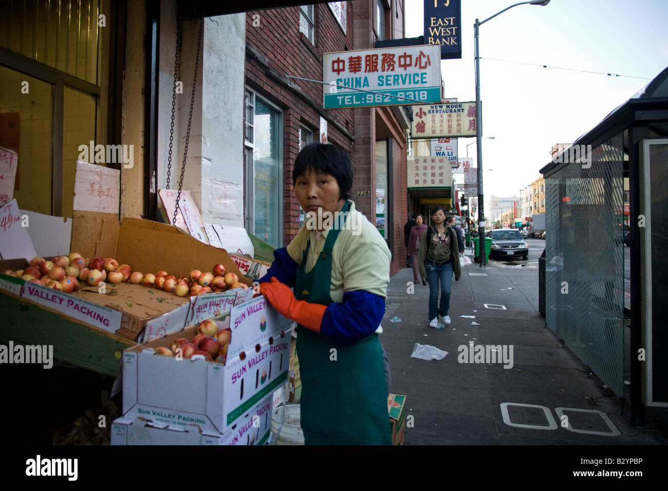 Hersteller schließen ihre Geschäfte am Ende des Tages in San Francisco s China Town Stockfoto