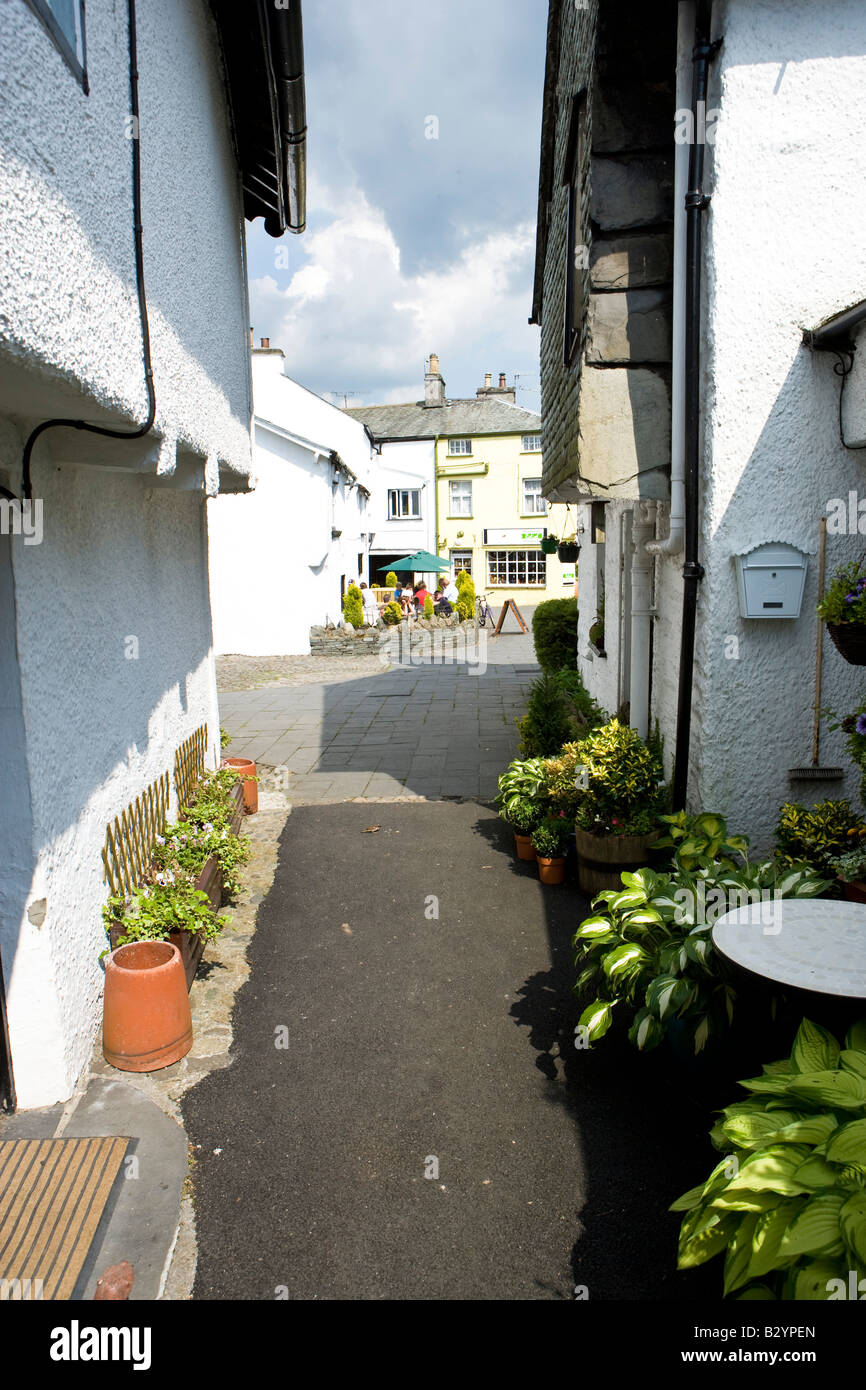 Schwarz / weiß-Häuser mit engen Straße in Hawkshead Stockfoto