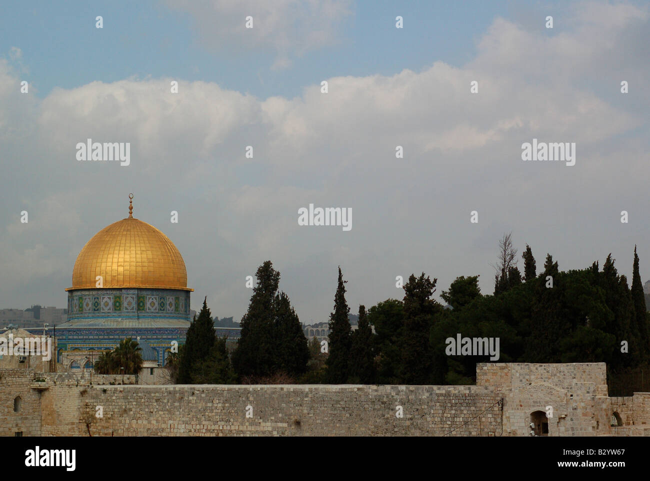 Die Haube des Felsens, das älteste bestehende islamische Gebäude in der Welt, über die Klagemauer in Jerusalem sehen. Stockfoto