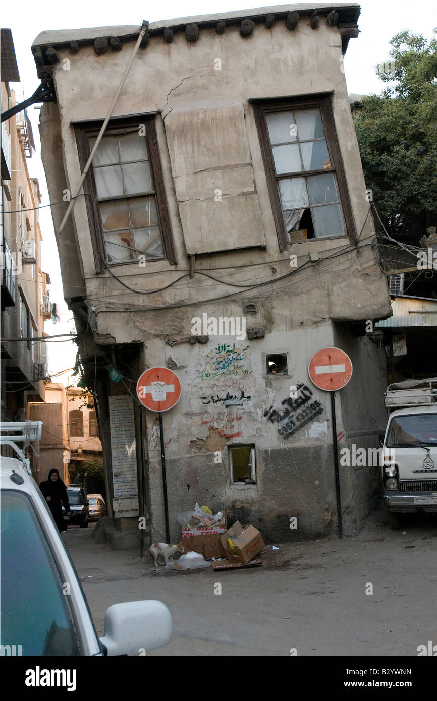 Syrien. Unglaubliche Neigung eines alten Hauses in der Innenstadt von Damaskus. Haus noch bewohnt Stockfoto