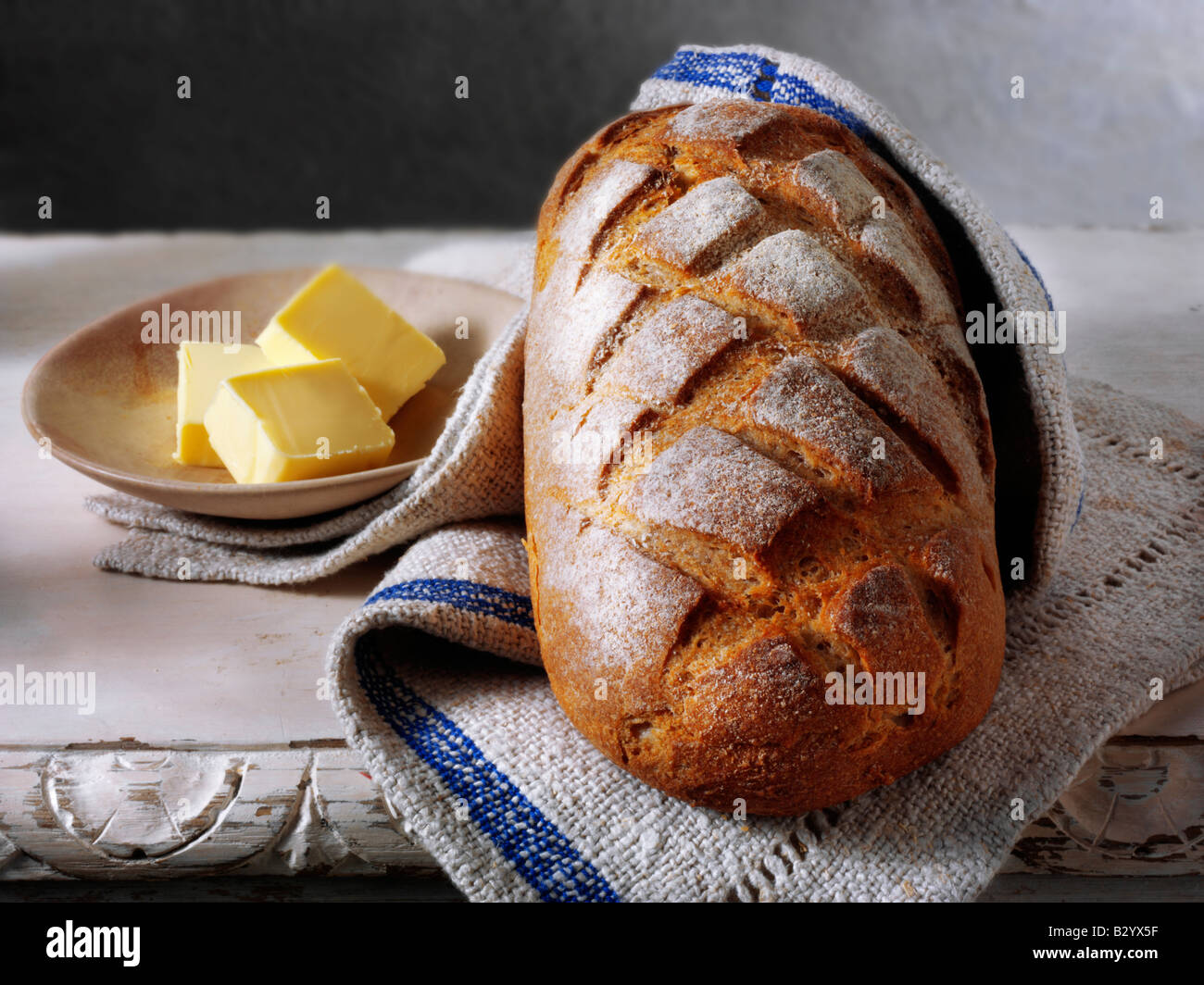 Sauerteig Brot in einem rustikalen Setting auf Eine Tabelle Stockfoto