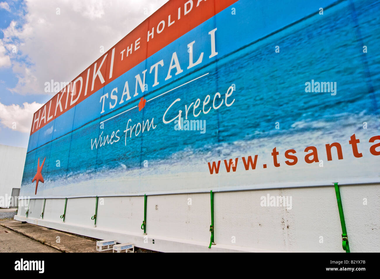 Weinkellerei. Riesiges Plakat Werbung für den Wein. Tsantali Weinberge & Winery, Chalkidiki, Mazedonien, Griechenland. Stockfoto