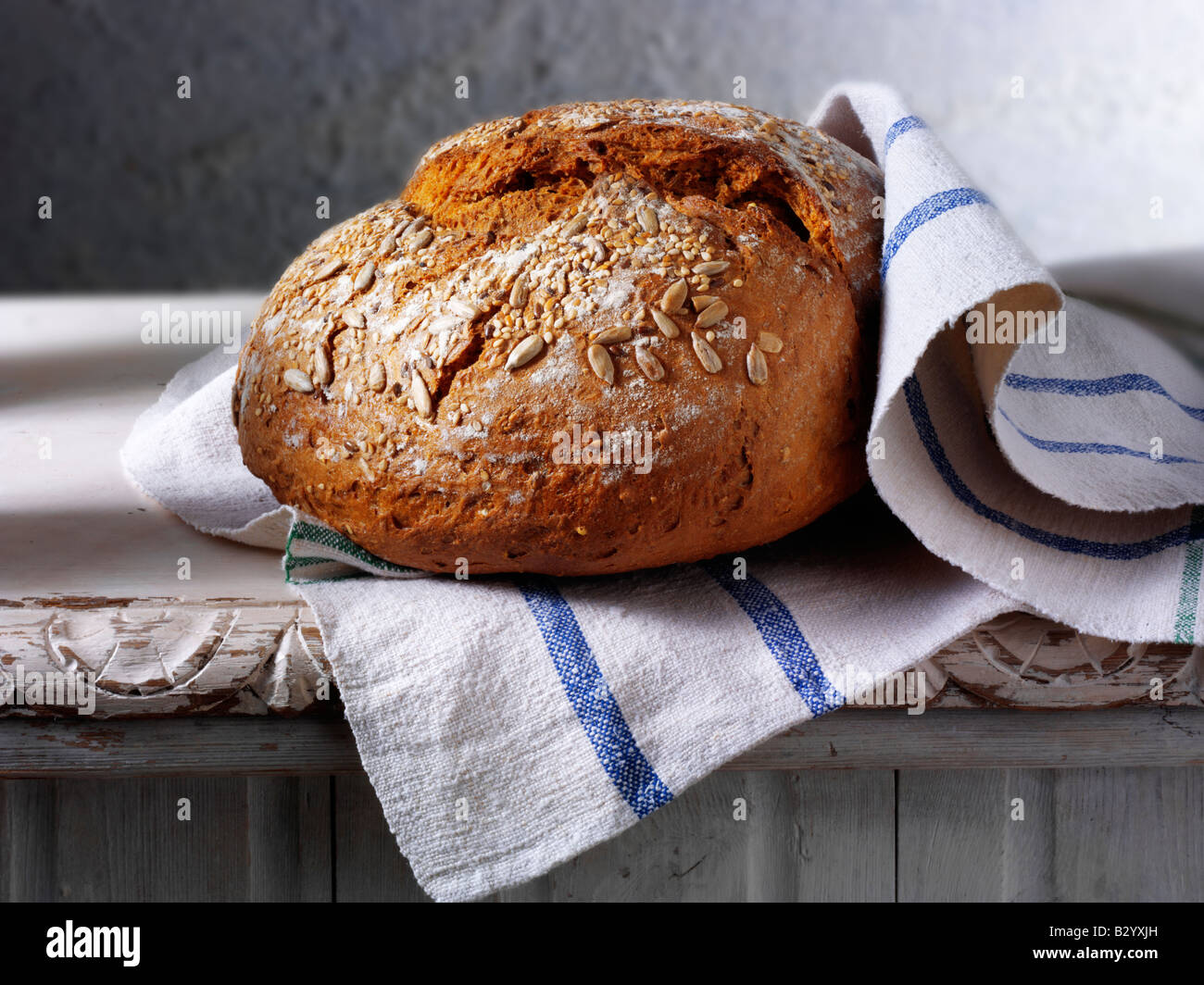 Brot aus Artedab Sauerteig Vollkornbrot in einem rustikalen Einstellung auf einem Holztisch Stockfoto