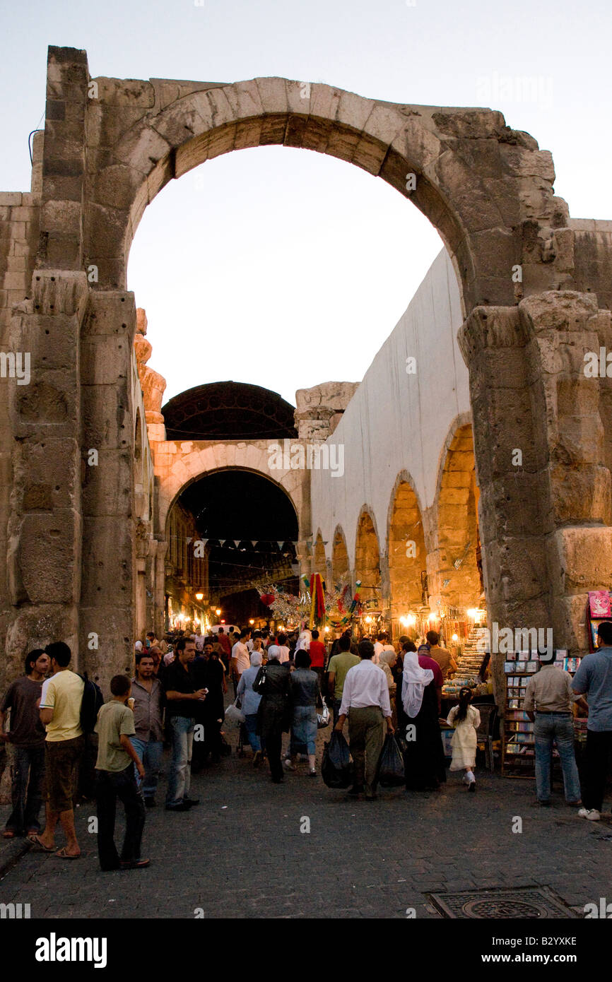 Syrien. Überfüllten Souk in Via Recta (gerade Straße) im Zentrum der Altstadt von Damaskus. Bogen oben ist eine römische Ruine. Stockfoto