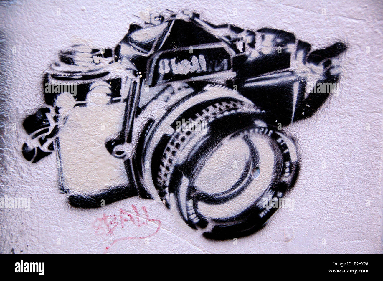 Graffiti Schablone Darstellung einer SLR-Kamera, gefunden auf einer Wand im Zentrum von Tel Aviv, Israel. Stockfoto
