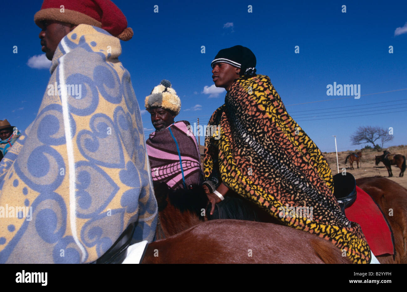Männer aufgewickelt in der basotho Decken auf dem Pferderücken in ländlichen Lesotho, Afrika Stockfoto