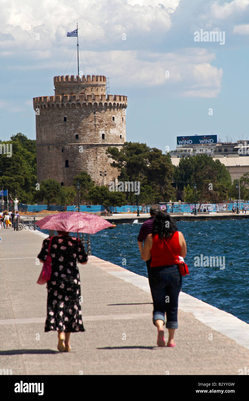 Der weiße Turm. Fuß entlang der Strandpromenade. Zwei Frauen gehen. Thessaloniki, Makedonien, Griechenland Stockfoto
