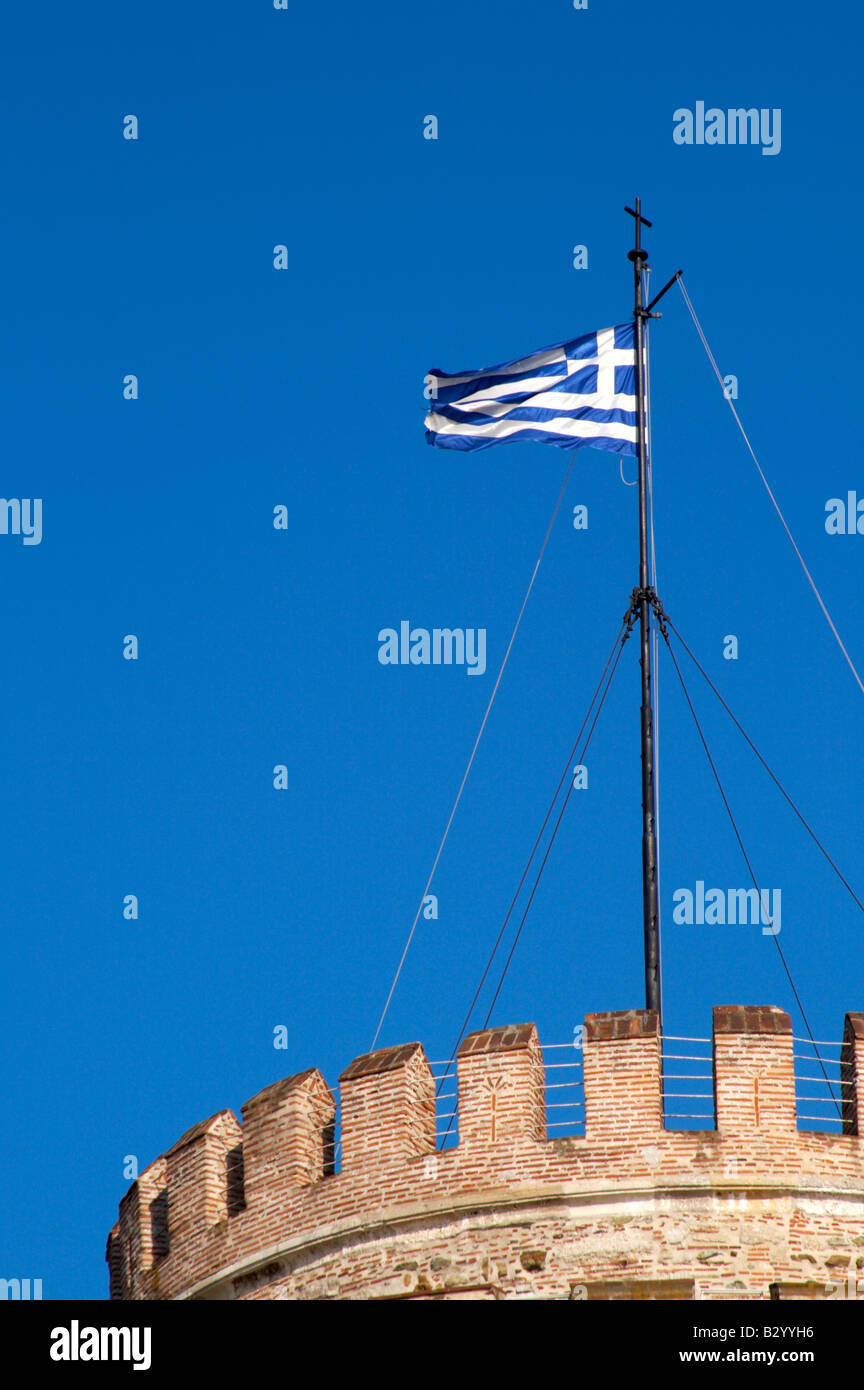 Der weiße Turm. Griechische Flagge. Thessaloniki, Makedonien, Griechenland Stockfoto
