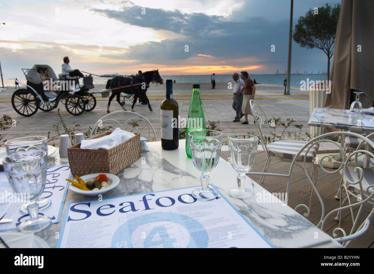 Abendessen in ein Restaurant am Wasser. Pferdekutsche. Fischrestaurant in Mazedonien Palace Hotel. Thessaloniki, Mazedonien, Stockfoto