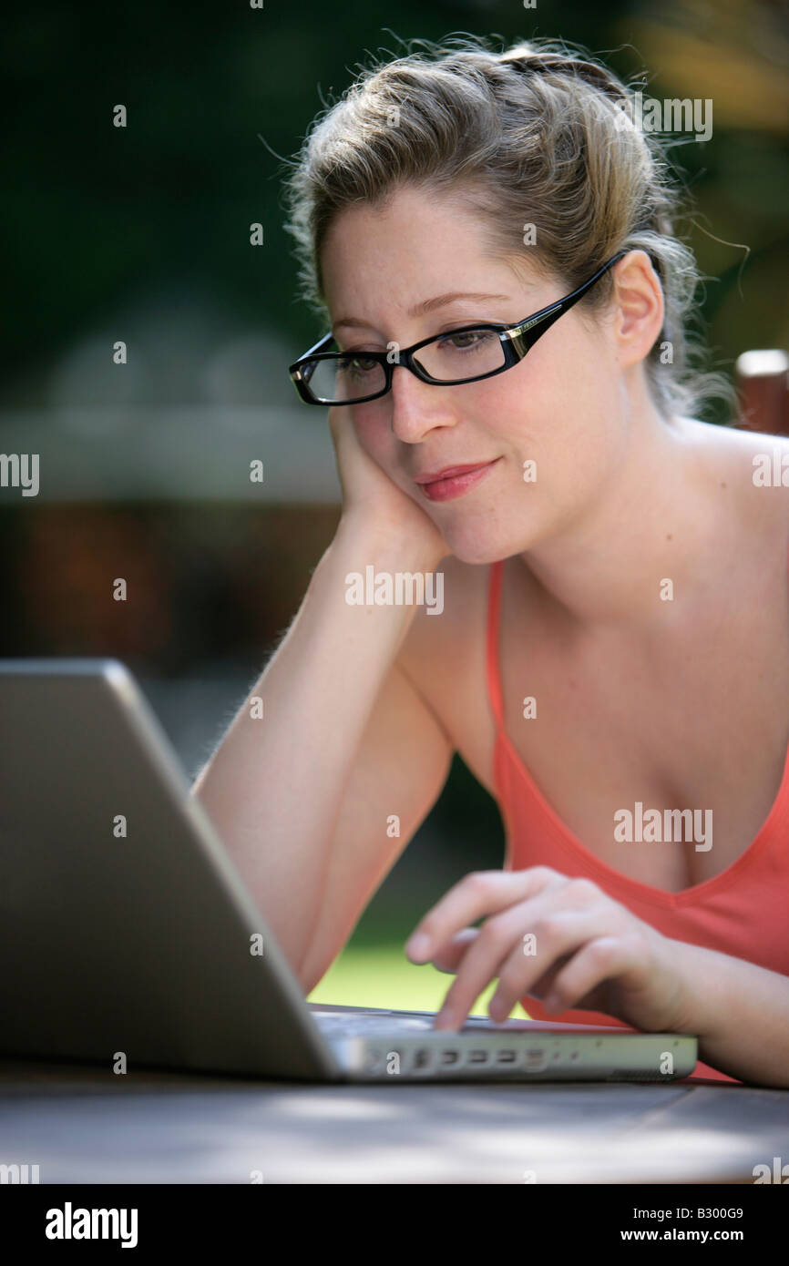 Frau mit Notebook Stockfoto