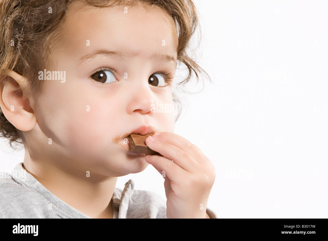 Kleine Mädchen essen Schokolade Stockfoto