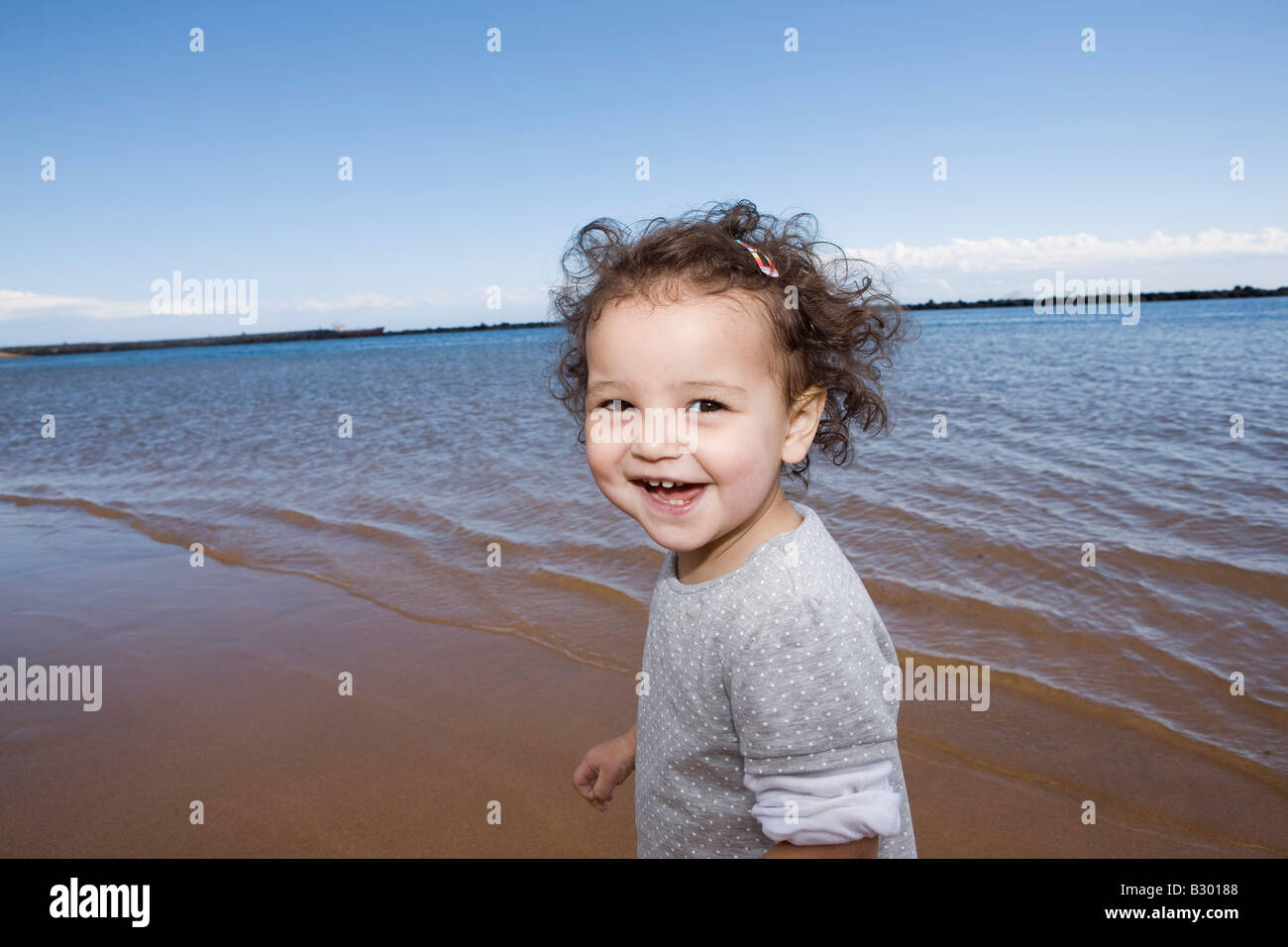 Kleines Mädchen am Strand Stockfoto